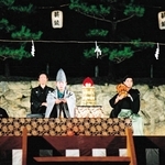 ２００６年８月４日、「第３６回姫路城薪能」で上演された「舎利」の一場面＝姫路城三の丸広場（提供）