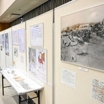 姫路で２度あった大空襲をテーマに、焼け野原になった街の写真や絵、史料が展示されている＝姫路市平和資料館