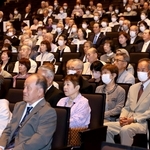 結婚５０年を迎え、式典に出席した夫婦ら＝姫路市神屋町のアクリエひめじ（撮影・辰巳直之）