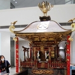 ロビーに展示される石川県輪島市の若宮八幡神社のみこし＝兵庫県立歴史博物館