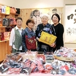 「ぎゃらりー咲」の１周年イベントを手がける（左から）山崎里美さん、水野真佐子さん、中村シゲ子さん、丸尾恵美子さん＝姫路市書写