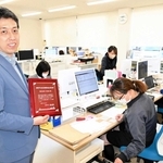 女性活躍推進企業として姫路市に表彰された「日東社」の大西潤専務取締役（左）＝姫路市東山