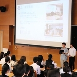 姫路西高校の学校生活について説明する生徒会のメンバー＝姫路市北八代２