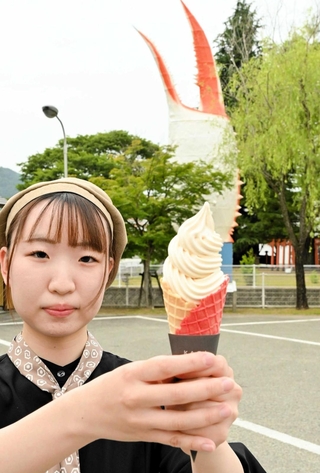 ヤマサ蒲鉾が開発した「かにかまソフト」。カニ爪オブジェとの記念撮影も人気だ＝姫路市夢前町置本