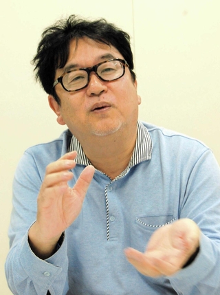「情報通信月間　総務大臣表彰」を受けた兵庫県立大学環境人間学部の竹内和雄教授＝姫路市新在家本町