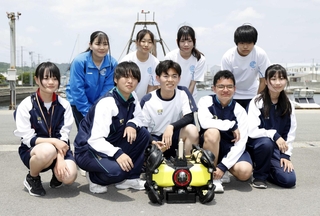 水中ドローンを使った海洋調査を実施した姫路商業高校の生徒（前列）と小松島西高校の生徒（後列）＝姫路市白浜町