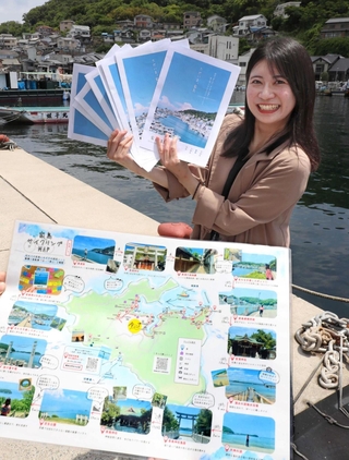 家島サイクリングＭＡＰを作製した姫路市地域おこし協力隊員の岡庭友梨さん＝姫路市家島町真浦