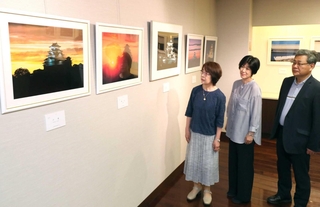 北村泰生さんの遺作展を開いた妻の加代子さん（左端）ら＝姫路市本町、三木美術館
