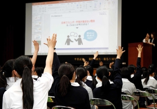 ファンケルの社員からＳＤＧｓについて学ぶ講座＝姫路市本町、賢明女子学院中学・高校