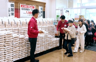 開店直後に備蓄米を買い求める客＝マックスバリュグランドイオンタウン姫路店