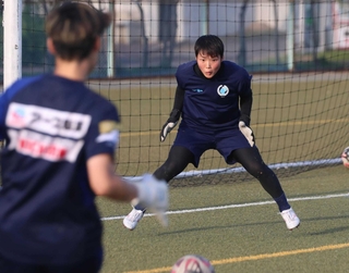 ドイツ移籍に向け、練習に励む竹下奏彩選手＝姫路市立球技スポーツセンター