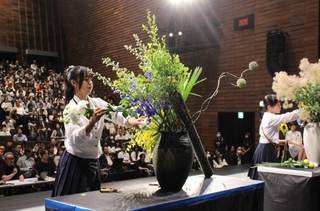 思い描いた花の姿を形にしようと、真剣な表情を見せる出場者＝アクリエひめじ