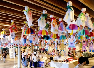 ゆかたまつりの晴天を願い、幼稚園児らが手作りしたてるてる坊主＝姫路市駅前町