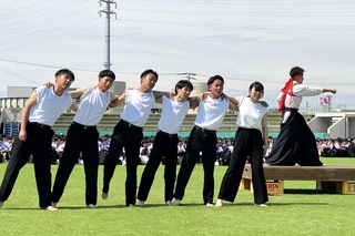選手を鼓舞する姫路東高校の応援団＝ウインク陸上競技場