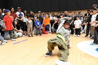 小学生低学年男子部門で、音楽に合わせ即興で踊る出場者＝アクリエひめじ