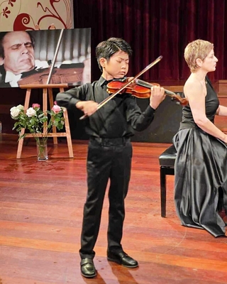 ガラ・コンサートで演奏する池田彬人さん＝ベルギー・ブリュッセル（提供）