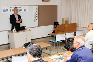 「森を育てる」をテーマに講演する山田尚弘さん＝姫路市市民会館