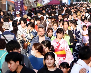 多くの露店が並ぶ通りをそぞろ歩く人ら＝姫路市立町（撮影・辰巳直之）
