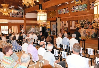 ８０年前の空襲で亡くなった人らを悼む地域住民＝真宗寺
