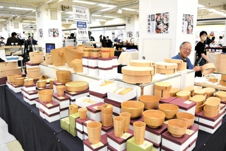 「大館曲げわっぱ」の展示販売コーナー＝姫路市南町、山陽百貨店