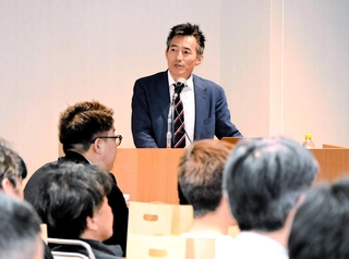 建設現場の安全について講演するとび職人の多湖弘明さん＝姫路商工会議所