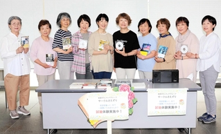２５０回目の朗読会を開く「サークルさえずり」のメンバー＝姫路市本町