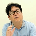 「情報通信月間　総務大臣表彰」を受けた兵庫県立大学環境人間学部の竹内和雄教授＝姫路市新在家本町