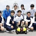 水中ドローンを使った海洋調査を実施した姫路商業高校の生徒（前列）と小松島西高校の生徒（後列）＝姫路市白浜町