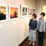 北村泰生さんの遺作展を開いた妻の加代子さん（左端）ら＝姫路市本町、三木美術館