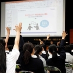 ファンケルの社員からＳＤＧｓについて学ぶ講座＝姫路市本町、賢明女子学院中学・高校