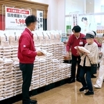 開店直後に備蓄米を買い求める客＝マックスバリュグランドイオンタウン姫路店