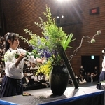 思い描いた花の姿を形にしようと、真剣な表情を見せる出場者＝アクリエひめじ