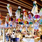 ゆかたまつりの晴天を願い、幼稚園児らが手作りしたてるてる坊主＝姫路市駅前町