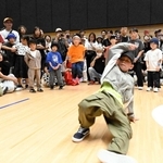 小学生低学年男子部門で、音楽に合わせ即興で踊る出場者＝アクリエひめじ