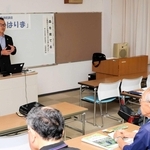 「森を育てる」をテーマに講演する山田尚弘さん＝姫路市市民会館