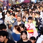 多くの露店が並ぶ通りをそぞろ歩く人ら＝姫路市立町（撮影・辰巳直之）