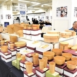 「大館曲げわっぱ」の展示販売コーナー＝姫路市南町、山陽百貨店