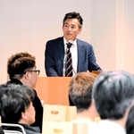 建設現場の安全について講演するとび職人の多湖弘明さん＝姫路商工会議所