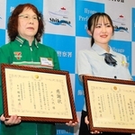 特殊詐欺被害を防いだ戸崎乙代さん（左）と佐々野光夏さん＝飾磨署