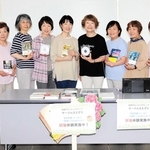 ２５０回目の朗読会を開く「サークルさえずり」のメンバー＝姫路市本町