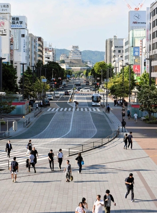 路線価が２年連続で上昇した「大手前通り」。県内で７年連続２番目の高さを維持する＝姫路駅前