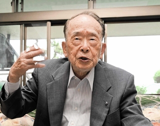 姫路空襲の語り部として体験を伝え続ける黒田権大さん＝姫路市東延末１
