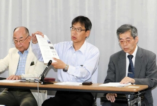 播磨臨海地域道路計画に反対する市民団体の代表者ら＝姫路市役所