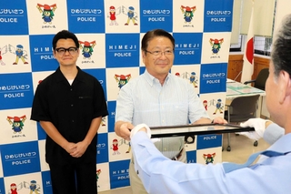 特殊詐欺事件の受け子逮捕に貢献したとして署長感謝状を受けた石田喜久さん（左から２人目）、雅大さん（左）親子＝姫路署