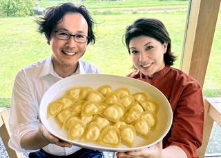 小川陽平さん（左）、クラウディアさん夫婦が作る生パスタ「ラビオリ」。マルタ館のレストランで提供されている＝姫路市山田町南山田