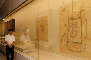 会場に展示された姫路城の絵図など＝県立歴史博物館