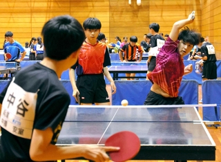 卓球個人の部・ダブルスで対戦する選手ら＝姫路市西延末、ヴィクトリーナ・ウインク体育館