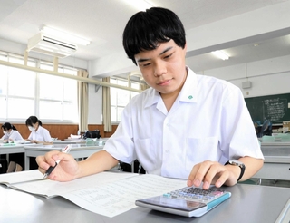 全国大会へ向け、問題を解く高谷さん