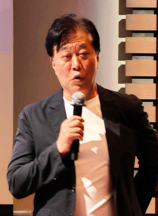 播磨政経懇話会で講演する布施努さん＝姫路市南駅前町、ホテル日航姫路