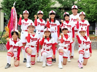 ソフトボールの全日本小学生女子大会に出場する姫路プリンセスの選手ら＝姫路市佃町